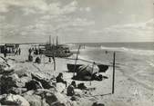 13 Bouch Du Rhone / CPSM FRANCE 13 "Saintes Maries de la Mer, les barques de pêche sur le plage"