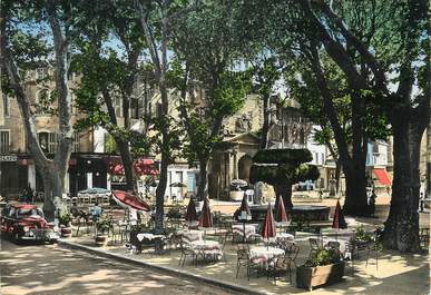 / CPSM FRANCE 13 "Salon de Provence, la fontaine Moussue et la place Crousillat"