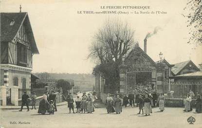 / CPA FRANCE 61 "Le Theil sur Huisne, la sortie de l'usine"  / PRECURSEUR, avant 1900