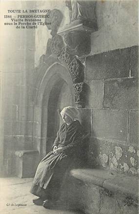 / CPA FRANCE 22 "Perros Guirec, vieille Bretonne sous le porche de l'église de la clarté" / PRECURSEUR, avant 1900