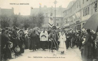 / CPA FRANCE 22 "Tréguier, la procession de Saint Yves" / PRECURSEUR, avant 1900 
