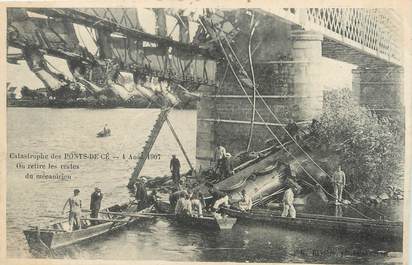/ CPA FRANCE 49 "Catastrophe des Ponts de Cé, on retire les restes du mécanicien" / PRECURSEUR, avant 1900 