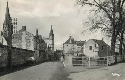 / CPSM FRANCE 49 "Le Puy Notre Dame, monument aux morts et route de Montreuil"