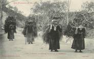 65 Haute PyrÉnÉe / CPA FRANCE 65 "Femmes descendant le bois de la montagne" / PRECURSEUR, avant 1900