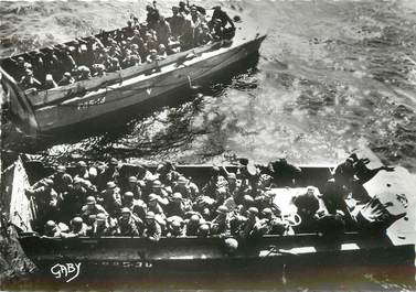 / CPSM FRANCE 14 "Arromanches, débarquement en Normandie, arrivée des peniches" / MILITAIRES