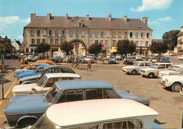 / CPSM FRANCE 14 "Isigny sur Mer, la place De Gaulle" / AUTOMOBILE