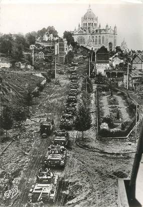 / CPSM FRANCE 14 "Débarquement de Normandie, entrée des troupes alliées à Lisieux" / CHARS