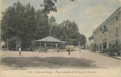 / CPA FRANCE 84 "L'Isle Sur Sorgue, place Gambetta et la route de Vaucluse"