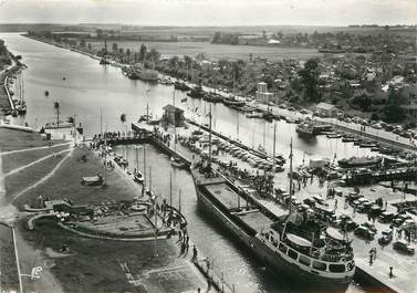 / CPSM FRANCE 14 "Ouistreham Riva Bella, le canal" / BATEAU