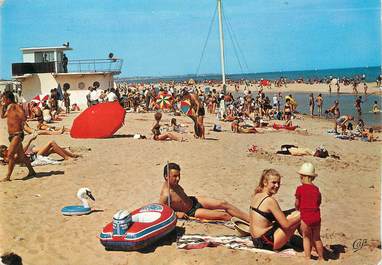 / CPSM FRANCE 14 "Ouistreham Riva Bella, la plage et le poste de secours"