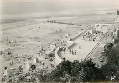 / CPSM FRANCE 14 "Villerville, terrasse du casino et la plage"