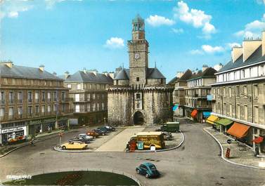 / CPSM FRANCE 14 "Vire, place du 6 juin et la porte Horloge" / DS