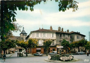 / CPSM FRANCE 15 "Maurs La Jolie, la place et l'église"