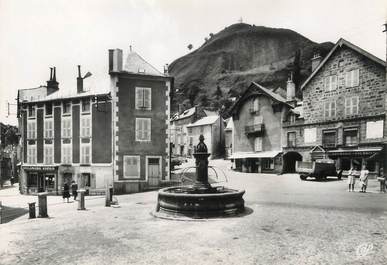 / CPSM FRANCE 15 "Murat, place du Planot et rocher de Bonnevie"