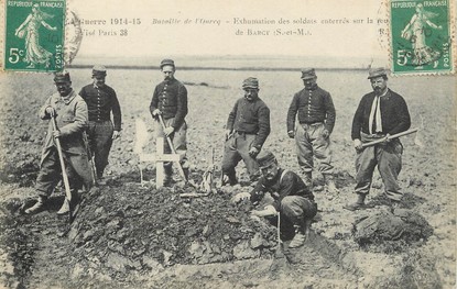 / CPA FRANCE 77 "Bataille de l'Ourcq, exhumations des soldats enterrés" / GUERRE 1914-18