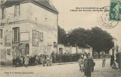 / CPA FRANCE 77 "Bray sur Seine, l'école des garçons, sortie des élèves"