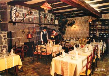 / CPSM FRANCE 15 "Salers, hôtel restaurant des remparts, la salle Auvergnate"