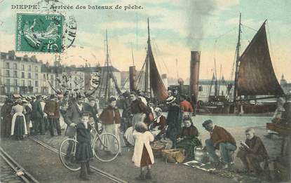 / CPA FRANCE 76 "Dieppe, arrivée des bateaux de pêche"