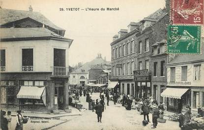 / CPA FRANCE 76 "Yvetot, l'heure du marché"