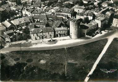 / CPSM FRANCE 17 "Aulnay de Saintonge, place du château et la tour"