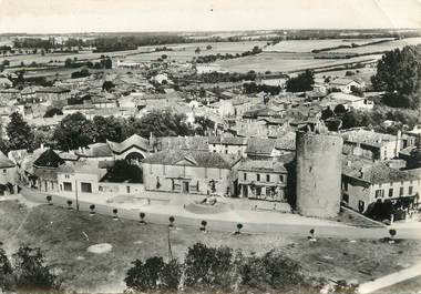 / CPSM FRANCE 17 "Aulnay de Saintonge, la tour, l'hôtel de ville et la poste"