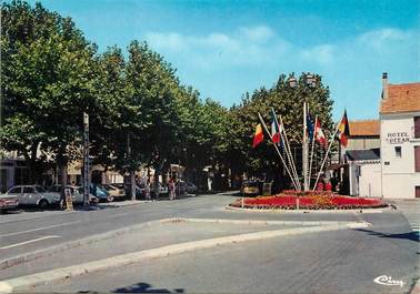 / CPSM FRANCE 17 "Chatelaillon plage, la place"