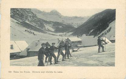 CPA  CHASSEUR ALPIN " Dans les Alpes, Skieurs aux chalets du Lans"