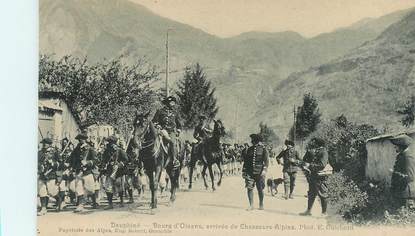 CPA  CHASSEUR ALPIN " Bourg d'Oisans, arrivée de chasseurs alpins"