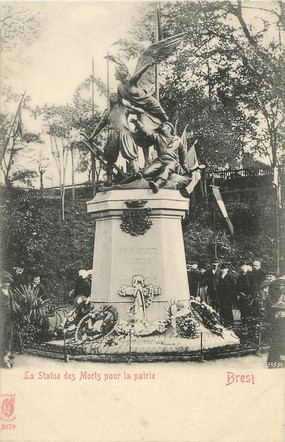 / CPA FRANCE 29 "Brest, la statue des morts pour la patrie"