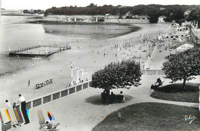 / CPSM FRANCE 17 "Fouras, la plage et la piscine"