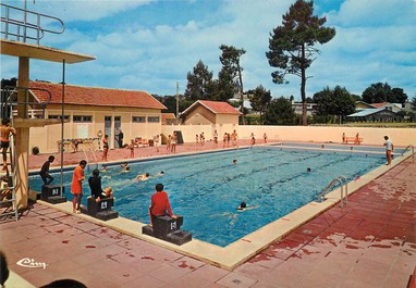 / CPSM FRANCE 17 "Montendre les Pins, la piscine"