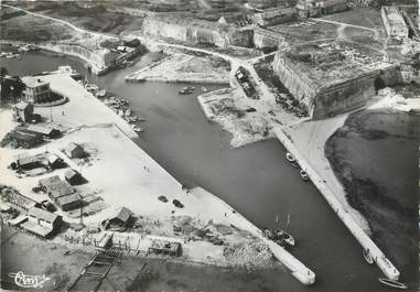 / CPSM FRANCE 17 "Ile d'Oléron, le château, le port, vue aérienne"