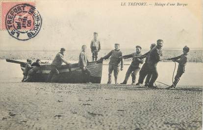 /  CPA FRANCE 76 "Le Tréport, Halage d'une Barque"