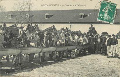 /  CPA FRANCE 54 "Pont A Mousson, au quartier, à l'abreuvoir' / CHEVAUX