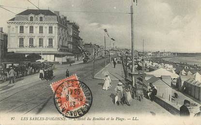 /  CPA FRANCE 85 "Sables d'Olonne, l'hôtel du Remblai et la plage"