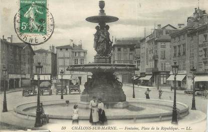 / CPA FRANCE 51 "Châlons sur Marne, fontaine, place de la République"