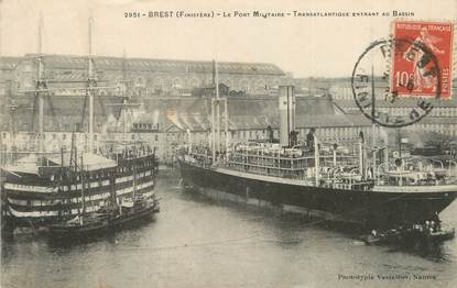 / CPA FRANCE 29 "Brest, le port Militaire, transatlantique" / BATEAU