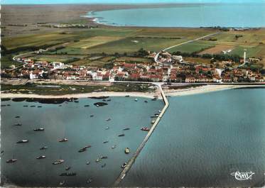 / CPSM FRANCE 17 "Port des Barques, le port et la jetée"