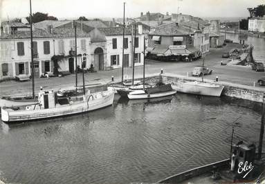 / CPSM FRANCE 17 "Ile de Ré, Saint Martin de ré, les quais et le port"