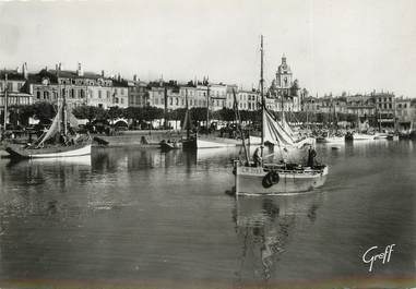 / CPSM FRANCE 17 "La Rochelle, le port, le quai Wilson et la tour de l'horloge"