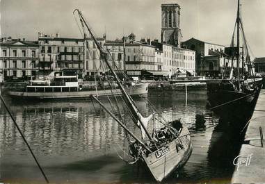 / CPSM FRANCE 17 "La Rochelle, le quai Duperré et l'église Saint Sauveur"