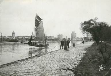 / CPSM FRANCE 17 "La Rochelle, sortie du port, halage d'un voilier"
