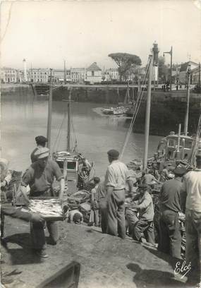 / CPSM FRANCE 17 "La Rochelle, l'arrivée des Sardiniers dans le port"