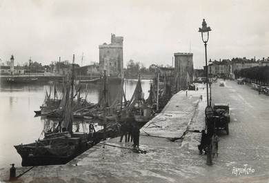 / CPSM FRANCE 17 "La Rochelle, sortie du port historique"