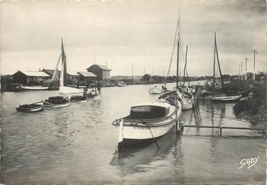 / CPSM FRANCE 17 "La Tremblade, barques de pêche rentrant du port"