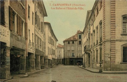 CPA FRANCE 84 "Carpentras, les Halles et l'Hôtel de ville"