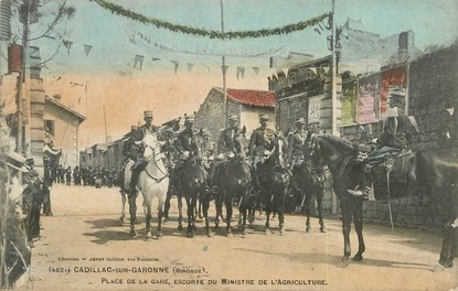 / CPA FRANCE 33 "Cadillac sur Garonne, place de la gare"