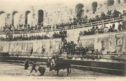 / CPA FRANCE 13 "Course de Taureaux Espagnole, aux Arènes d'Arles"