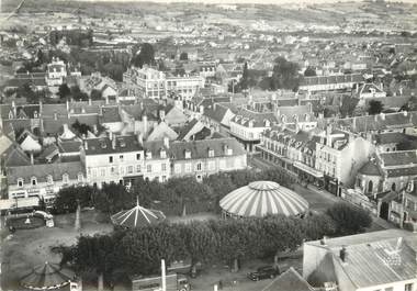 / CPSM FRANCE 18 "Saint Amand Montrond, la place carrée et Nationale"