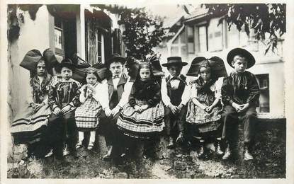 CPSM FRANCE 67 "Petits paysan sur un mur" / FOLKLORE / ENFANTS